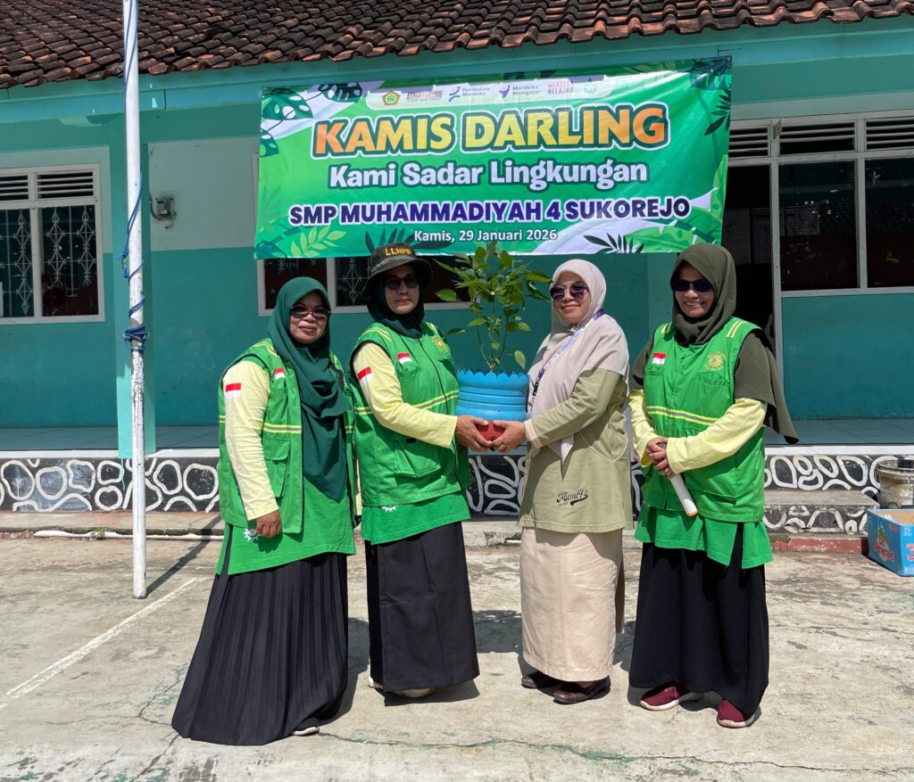 SMP Muhammadiyah 4 Sukorejo Bangun Karakter Siswa Lewat Gerakan Sadar Lingkungan