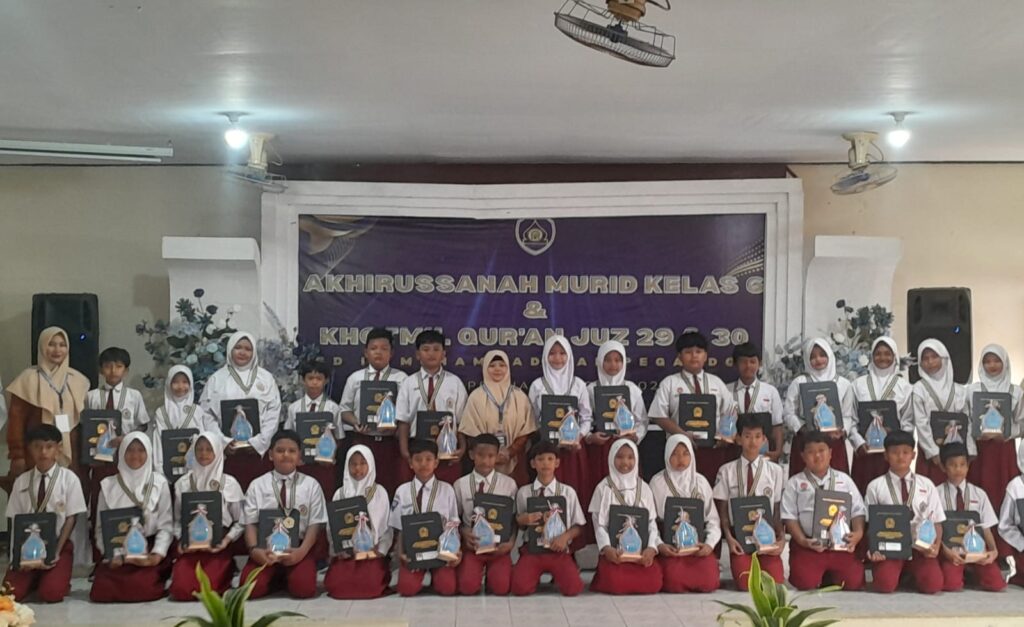 “Gebyar Akhirussanah SD IT Muhammadiyah Pegandon: Kukuhkan Generasi Qur’ani, Lepas Siswa dengan Haru dan Bangga”