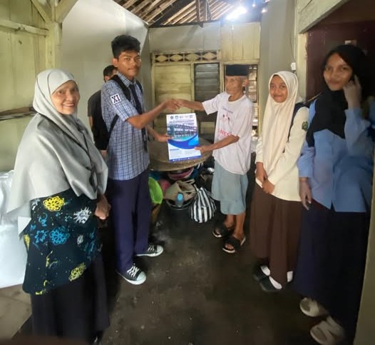 Saat Api Menguji, Solidaritas Menyatu: SMKS Muhammadiyah 4 Sukorejo Hadir untuk Sesepuh Muhammadiyah Keseser