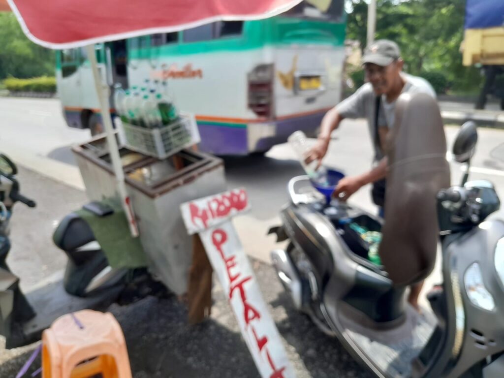 Faozi Penjual Bensin Eceran di Tepi Jalan, Antara Harapan dan Risiko.