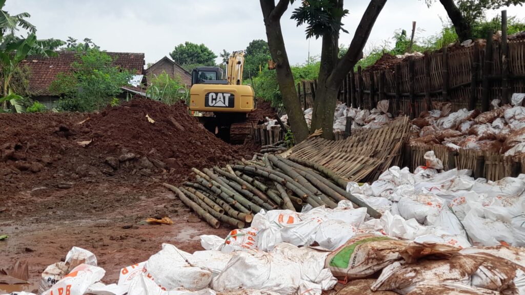 Tanggul Kritis Kalibodri Diselamatkan Gotong Royong Warga, Penanganan Darurat Dikebut