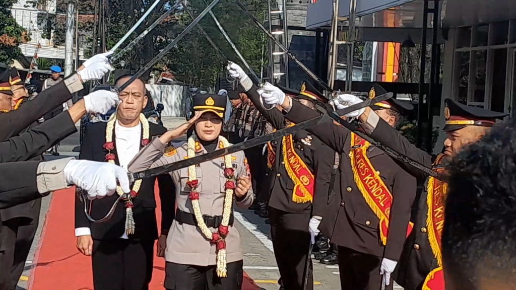 Bawah Pedang Pora, Estafet Pengabdian Polres Kendal Resmi Berlanjut