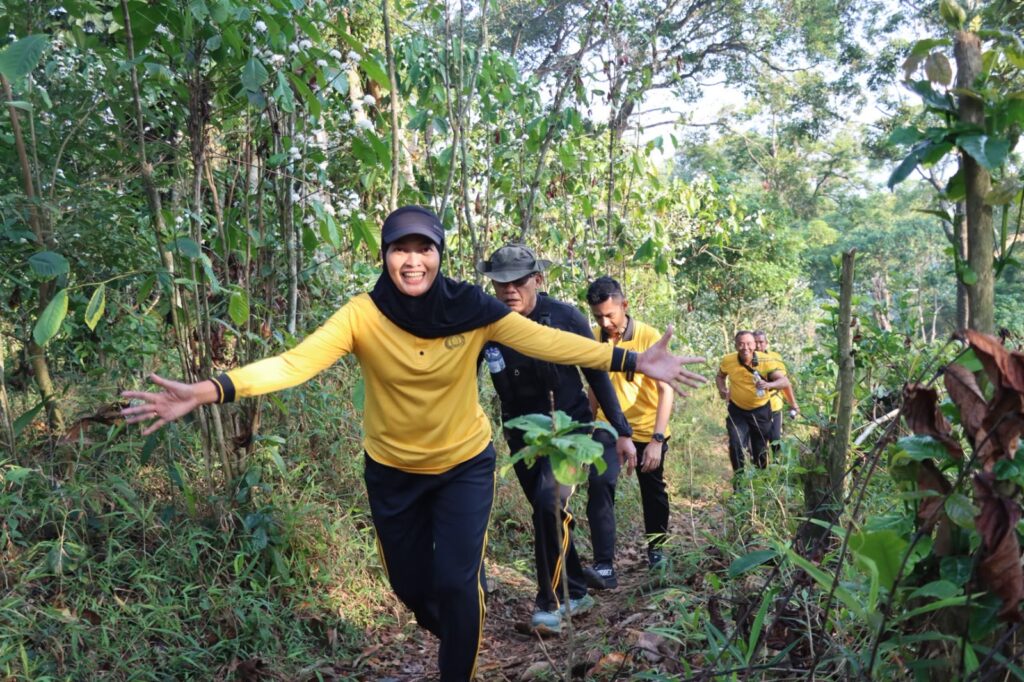 Tujuh Kilometer Menembus Hutan, Polres Kendal Satukan Kebugaran, Lingkungan dan Kepedulian Warga