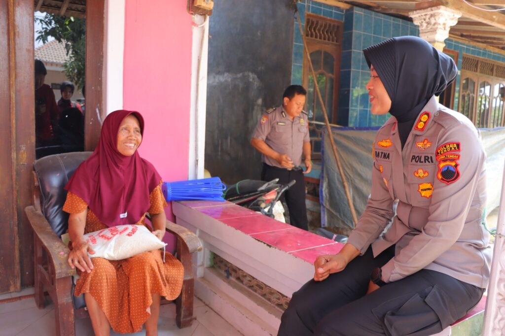 Polres Kendal Turun ke Kampung, Salurkan Bansos dan Serap Aspirasi Warga