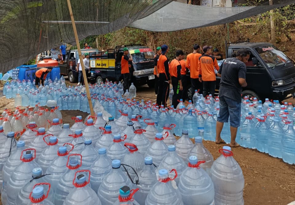 Hari Santri Tak Cukup dengan Upacara, Santri Darul Arqom Turun Salurkan Air Bersih