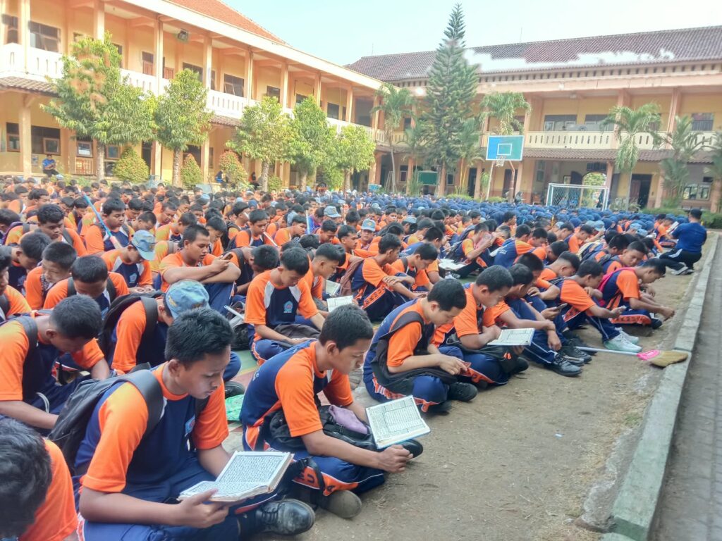 Tadarus Mengawali Jumat Bersih, SMK Muhammadiyah 3 Weleri Tanamkan Karakter Islami
